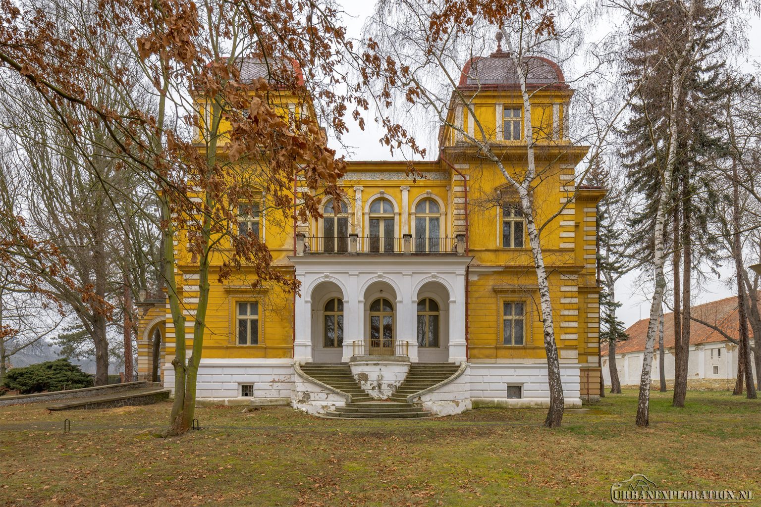 Opuštěná škola žlutého sídla – Czech Republic