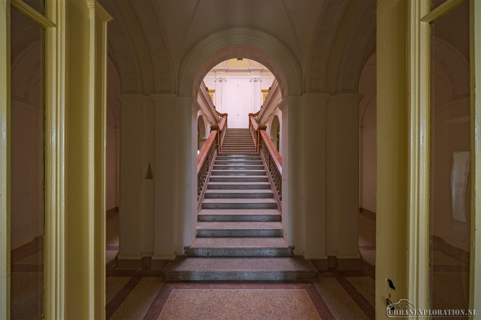 Opuštěná škola žlutého sídla – Czech Republic