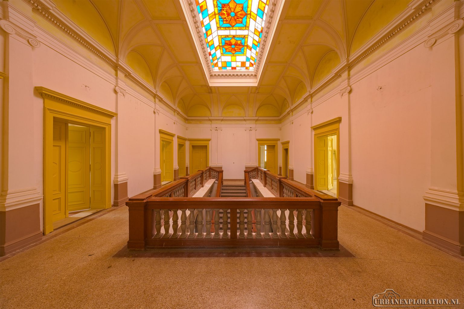 Opuštěná škola žlutého sídla – Czech Republic