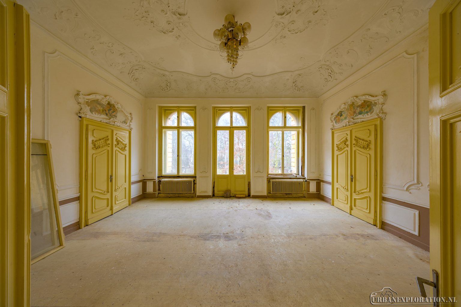 Opuštěná škola žlutého sídla – Czech Republic